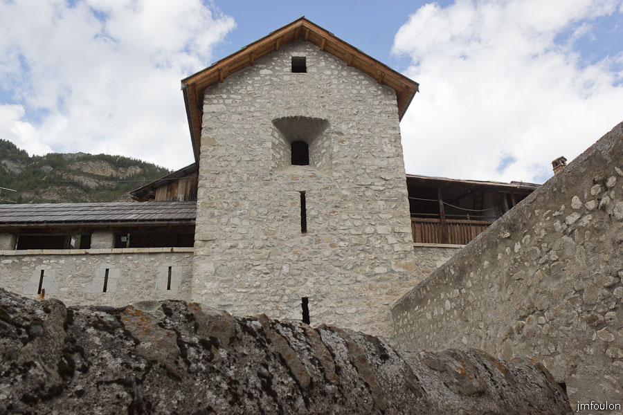 colmars-021.jpg - Colmars-les-Alpes - Chemin de ronde des fortifications de la ville. Ici au dessus de la porte de France