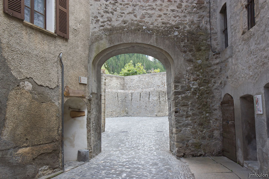 colmars-022.jpg - Vue sur la première enceinte depuis la rue Basse. Nous pénètrons maintenant dans la ville.