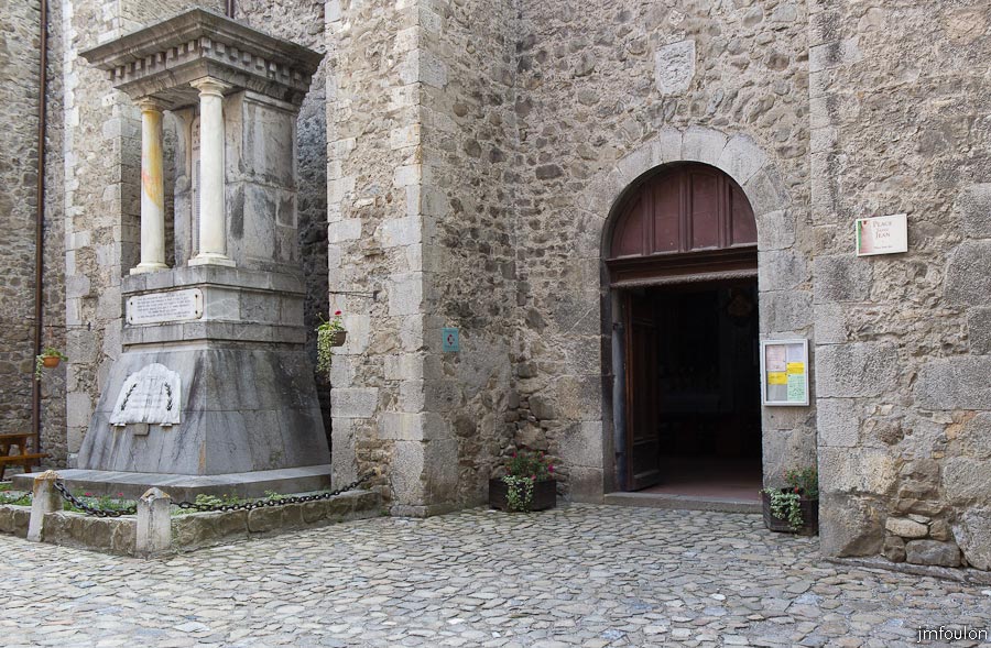colmars-026.jpg - Colmars-les-Alpes - La place Saint Jean fut longtemps la seule du village. S'y tenait le marché et l'éxécution des sentences. Elle était couverte d'une lourde charpente de bois démontée en 1894.