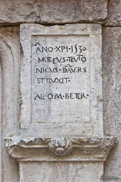 colmars-030.jpg - Colmars-les-Alpes - Place Saint Jean - Détail des inscriptions au fait du jambage droit de la porte.