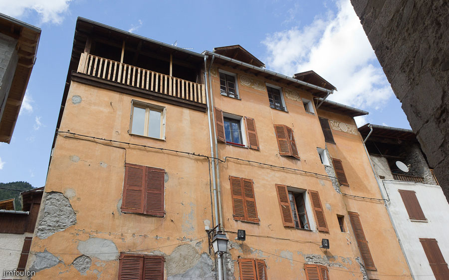 colmars-033.jpg - Colmars-les-Alpes - Façades place Saint Jean.