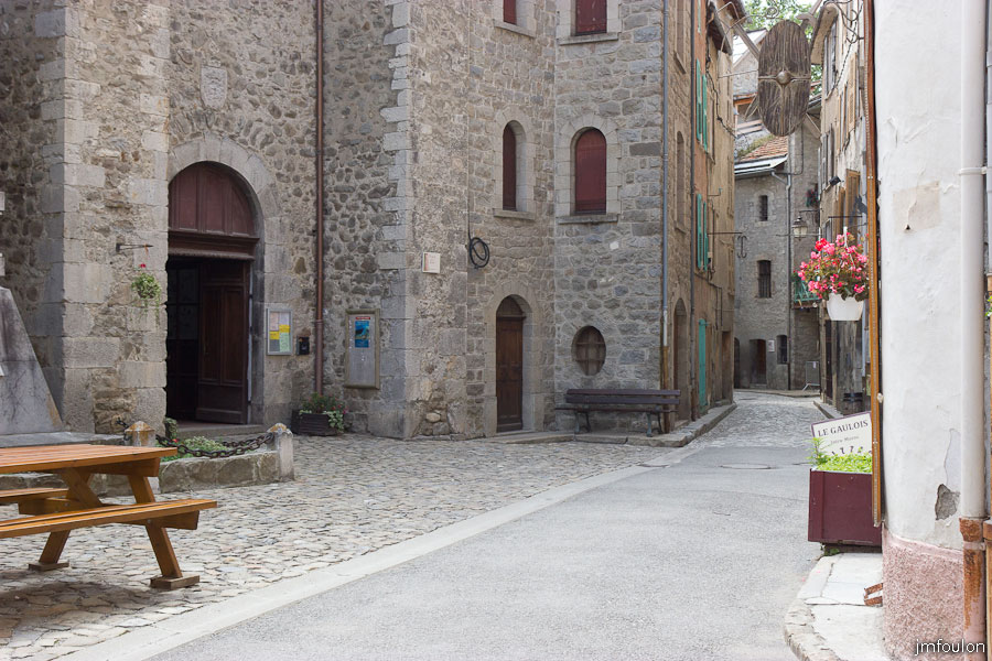 colmars-035.jpg - Colmars-les-Alpes - Place Saint Jean - Le Rue Basse en face et à gauche l'entrée de l'église Saint-Martin.