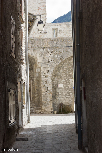 colmars-037.jpg - Colmars-les-Alpes - Ruelle perpendiculaire à la rue Grande qui donne sur la Porte des Glacis que nous verrons plus loin.