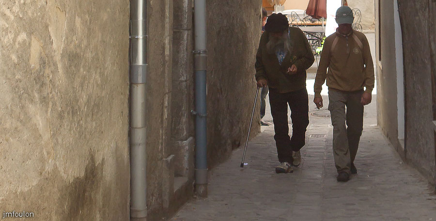 colmars-038.jpg - Colmars-les-Alpes - Deux Colmarsiens dans cette même ruelle.
