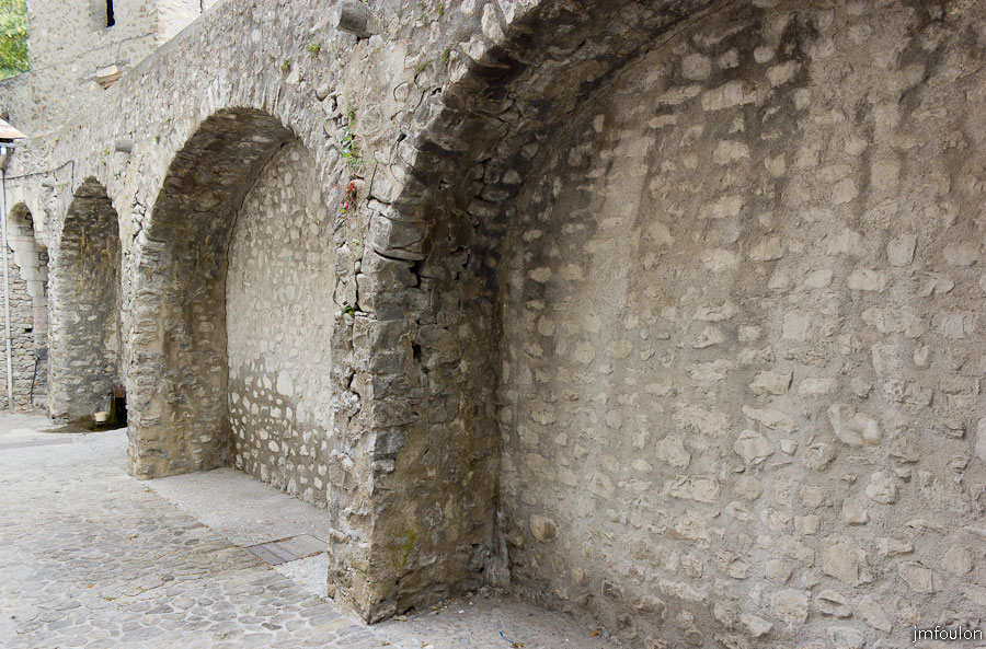 colmars-041.jpg - Colmars-les-Alpes - La porte des glacis au fond et détail de la maconnerie intérieure des fortifications. On dessus se trouve le chemin de ronde.