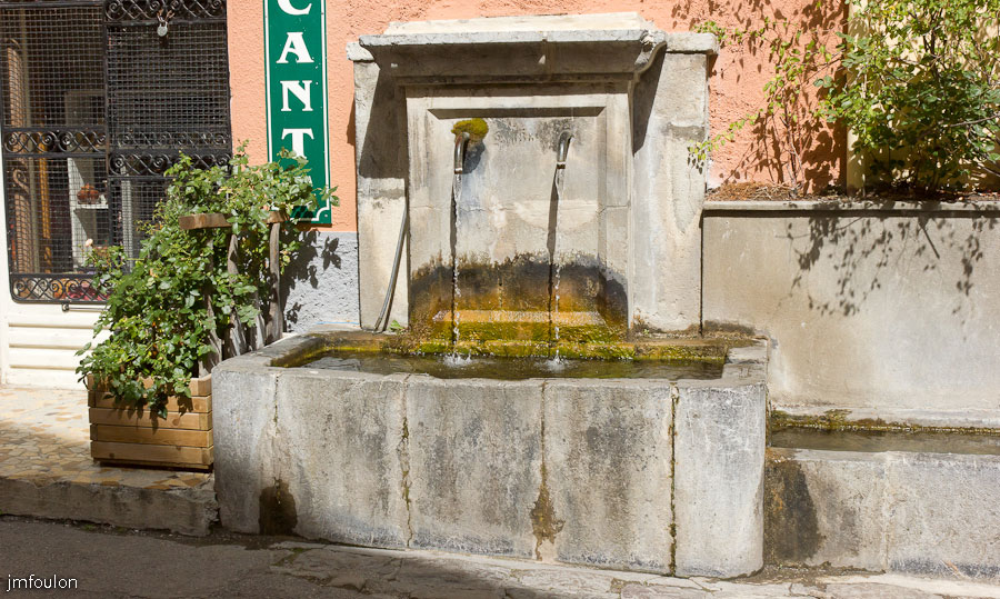 colmars-042.jpg - Colmars-les-Alpes - Fontaine de la Place Neuve.