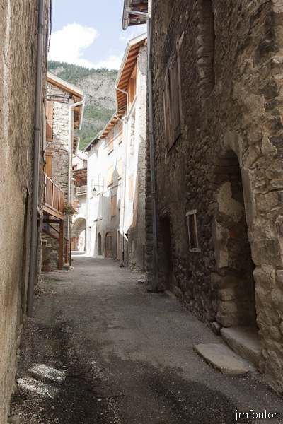colmars-046.jpg - Colmars-les-Alpes - Nous sommes au bout de la rue Grande et pénètrons dans la rue Saint Martin -  Au loin, on aperçois la Porte de Savoie que nous verrons plus loin.