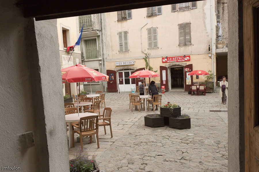 colmars-063.jpg - Colmars-les-Alpes - Place Joseph Girieud depuis l'entrée de la chapelle Saint Joseph.