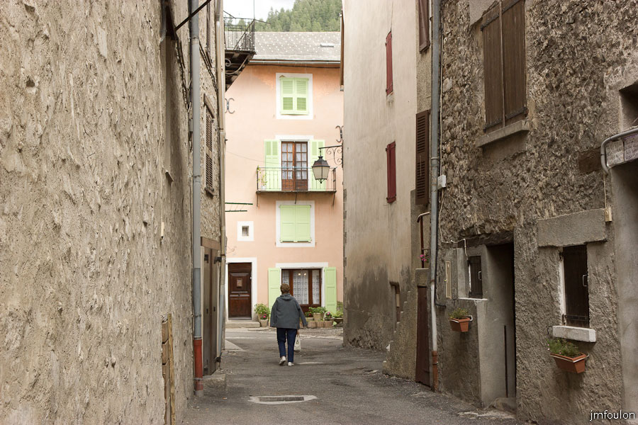 colmars-070.jpg - Colmars-les-Alpes -  Une autre rue de Colmars.