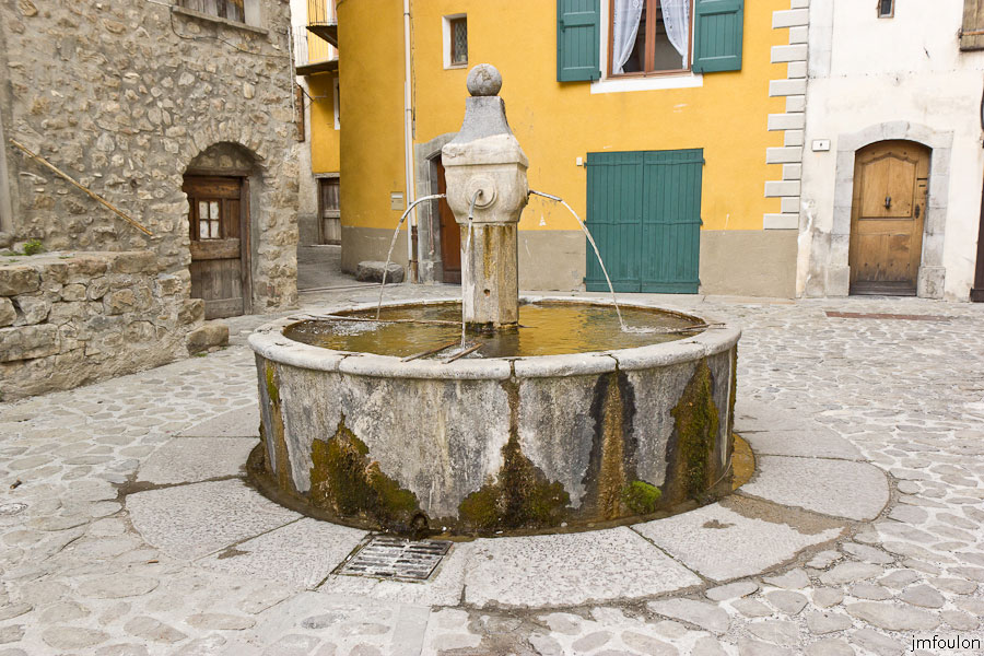 colmars-073.jpg - Colmars-les-Alpes - Fontaine des Lavandières ou la Bugade