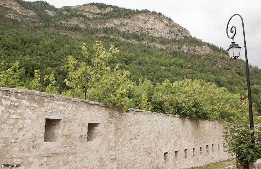 colmars-086.jpg - Colmars-les-Alpes - Remparts entre la place du Barry et la Place de l'Arsenal.