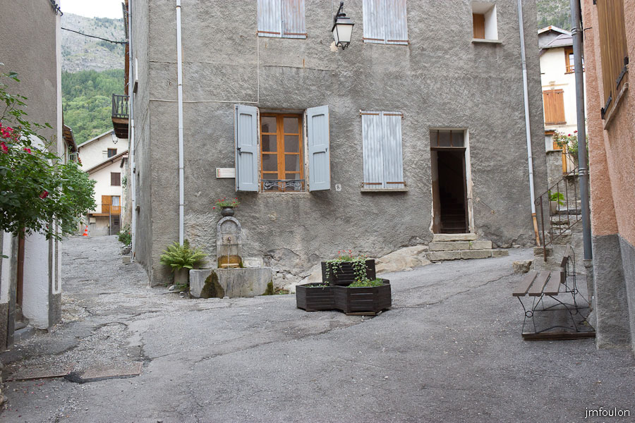 colmars-093.jpg - Colmars-les-Alpes - Encore une fontaine sur cette placette. Elles sont nombreuses ici et coulent encore toutes.
