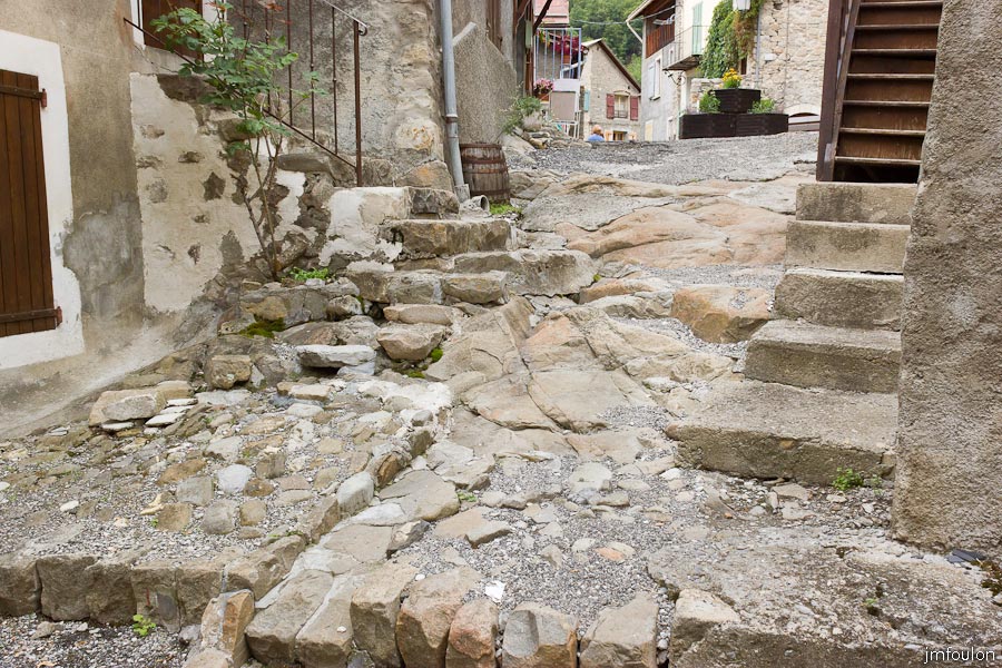 colmars-098.jpg - Colmars-les-Alpes - Vestiges des calades qui recouvraient jadis les rue de la ville close.