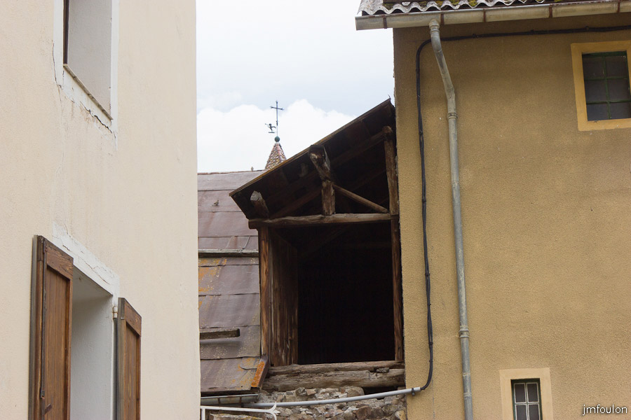 colmars-102.jpg - Colmars-les-Alpes - Demi-chien assis. On y rentrait les foins.