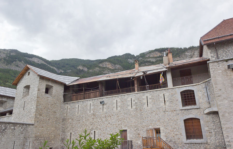 colmars-110-1.jpg - Colmars-les-Alpes - Les greniers ouverts (souleiares) - Lieux bien exposés pour sécher le foin et diverses denrées ...