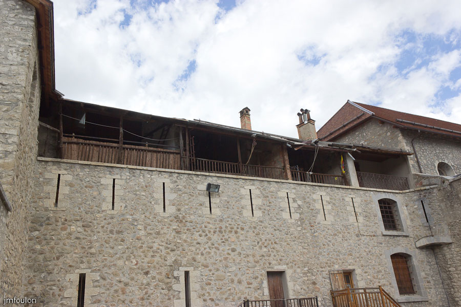 colmars-110.jpg - Colmars-les-Alpes - Les greniers ouverts (souleiares). Ici à droite de la porte de France.