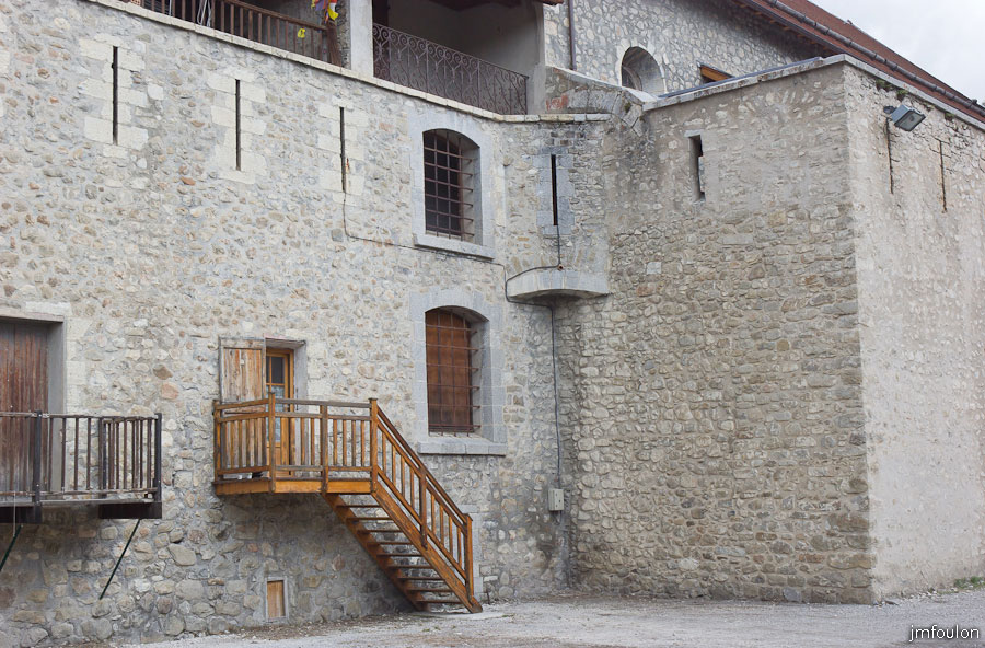 colmars-111.jpg - Colmars-les-Alpes - Les fortifications entre la Porte de France et celle du Glacis - On aperçois à droite l'Eglise Saint Martin.