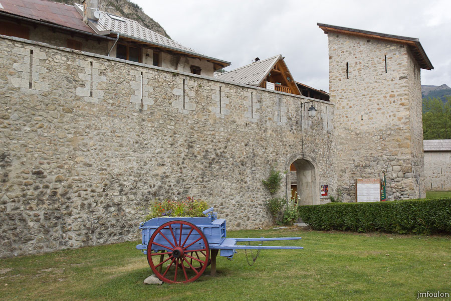 colmars-116.jpg - Colmars-les-Alpes - Porte des Glacis et Tour Dauphine. Celle-ci n'a qu'un seul pan de toiture.