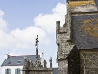 Confort-Meilars  Eglise Notre Dame de Confort et son calvaire au treize apôtres