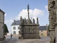 Confort-Meilars  Le calvaire aux treize apôtres