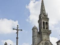 Confort-Meilars  Le calvaire aux treize apôtres et l'église Notre Dame