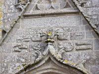 Confort-Meilars  Sur la grande façade au dessus de la porte se trouvent gravés dans la pierre des poissons et des bateaux. Un cartouche au dessus renferme un texte