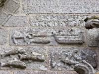 Confort-Meilars  Poissons, ancre et bateaux taillés dans la pierre