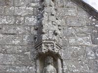 Confort-Meilars  Statue sur la grande façade de l'église Notre Dame de Confort