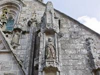 Confort-Meilars  Statues sur la grande façade de l'église Notre Dame de Confort