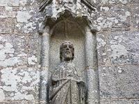Confort-Meilars  Statue sur la grande façade de l'église Notre Dame de Confort