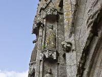 Confort-Meilars  Statues sur la grande façade de l'église Notre Dame de Confort