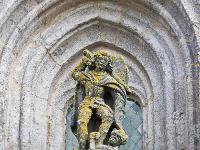 Confort-Meilars  Statue sur la grande façade de l'église Notre Dame de Confort