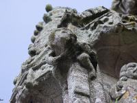Confort-Meilars  Sculptures sur la grande façade de l'église Notre Dame de Confort
