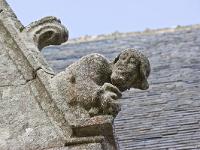 Confort-Meilars  Personnage sur la façade Est de l'église Notre Dame de Confort