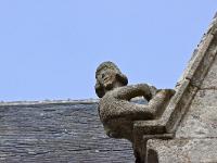 Confort-Meilars  Curieux personnage sur la façade Est de l'église Notre Dame de Confort