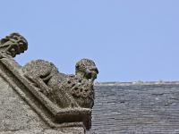 Confort-Meilars  Créature sur la façade Est de l'église Notre Dame de Confort