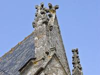 Confort-Meilars  Détail du pignon Nord et de la toiture de l'église Notre Dame de Confort