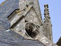 Confort-Meilars  Détail du pignon Nord et de la toiture de l'église Notre Dame de Confort