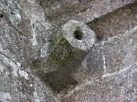 Confort-Meilars  Gouttière sur la façade Ouest de l'église Notre Dame de Confort