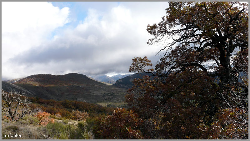 gache-01web.jpg - Vue vers l'est au début de la montée vers les crêtes.