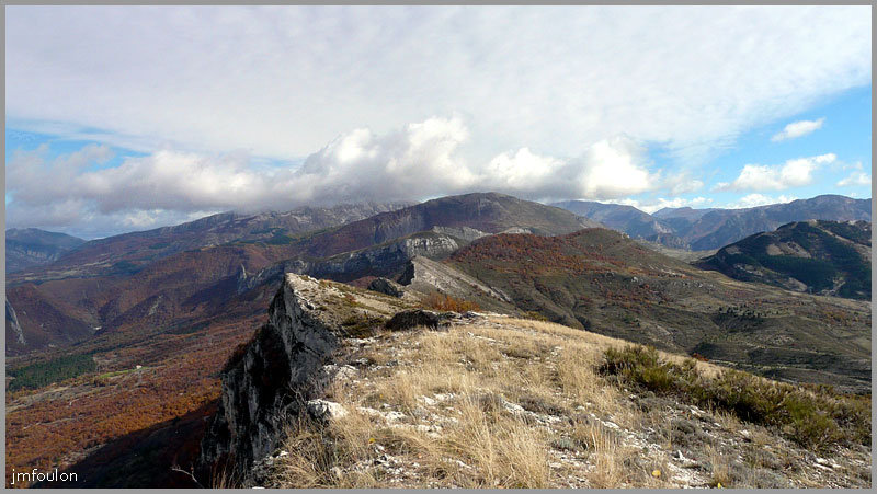 gache-03web.jpg - Vue vers l'est depuis la crête. Au loin, de gauche à droite Jouères, Coste Belle, les Monges. Au 1er plan après la crête, au centre  le Trainon. Dans le creux en bout de crête, c'est le Pas de l'Echelle.