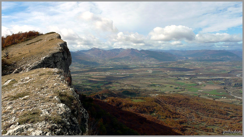 gache-06web.jpg - Vue sur la vallée de la Durance et le plateau de Vaumeilh.