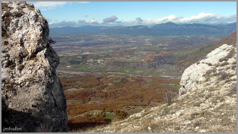 gache-09web.jpg - Vue sur la vallée du Sasse. Au loin la montagne d'Aujour. le Sommet et la crête dentelée du Beynon.