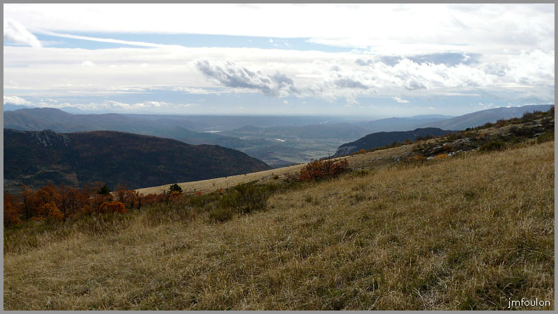 gache-17web.jpg - Vue vers le sud. Au loin à l'horizontale, le plateau de Valensole, juste à sa droite Le luberon. Le lac qu'on devine, c'est celui de Chateau-Arnoux. Au second plan de G à D Vaumuse, Chapage. Au tout 1er plan, La clue d'Entrepierre.