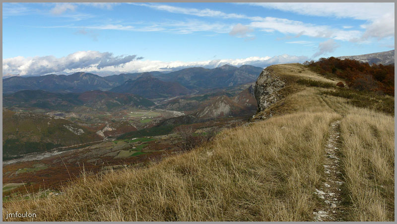 gache-18web.jpg - Le chemin longeant la crête vers l'est.