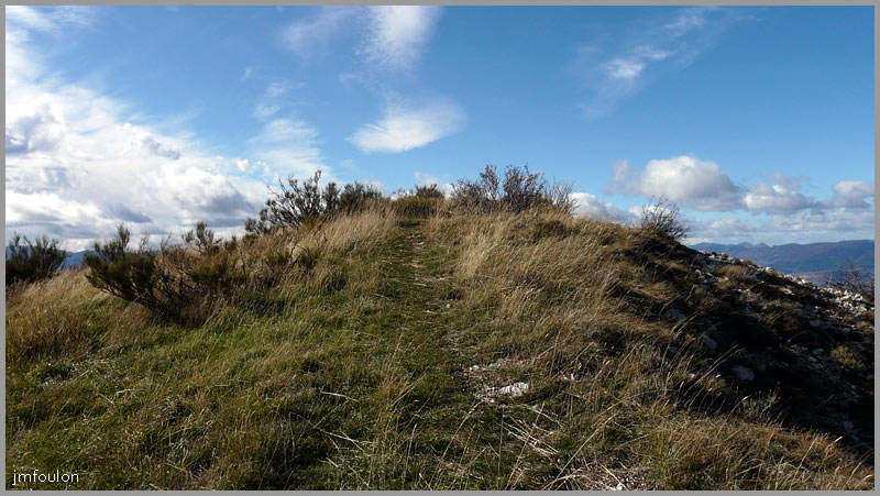 gache-26web.jpg - On arrive au sommet de Gache qui culmine plein ouest à 1356 m