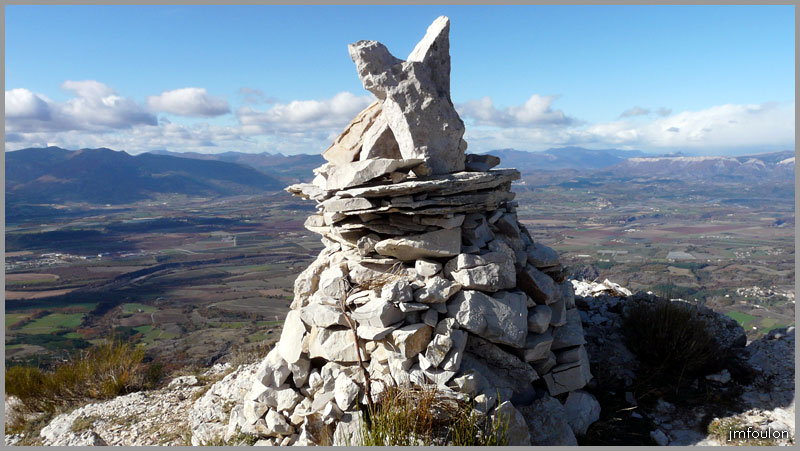gache-31web.jpg - Ce caïrn à été édifié en hommage à Yannick Grieux, décédé en 2006 dans un accident de voiture et dont les cendres ont été dispersées de ce point.