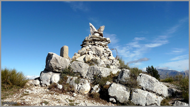 gache-32.jpg - Autre vue de ce lieux de receuillement à l'extrémité Est de Gache