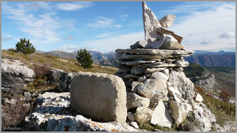 gache-33web.jpg - Cette pierre taillée est gravée en creux. Pour la lire et découvrir le texte extrait d'un poème nommé Homme de Yannick Grieux, il faut passer la main dessus avec de la terre