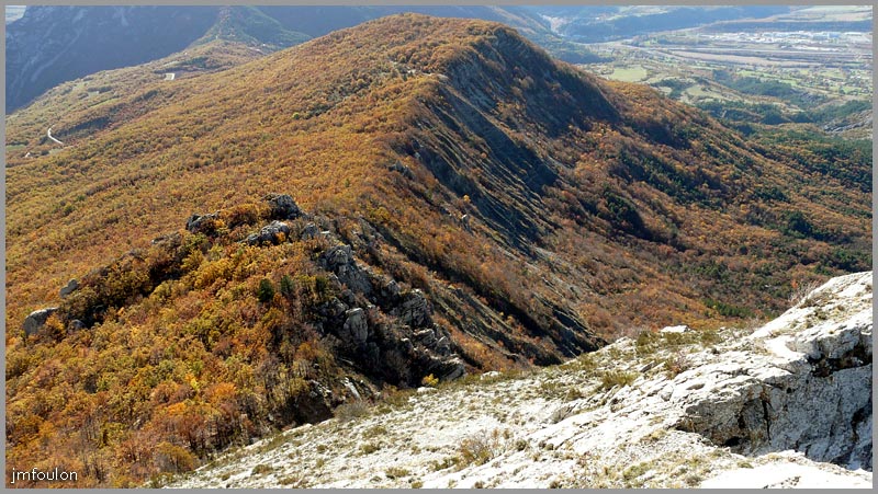 gache-40web.jpg - Vue vers le Sud-est. Au bout de cette crête boisée, c'est le col de Méziens.